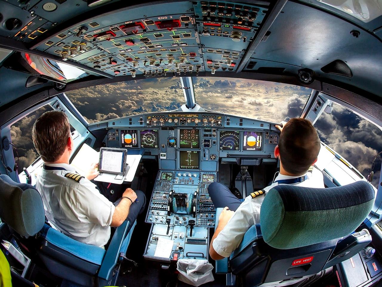 Как стать пилотом гражданской авиации в России: обучение, требования, зарплаты